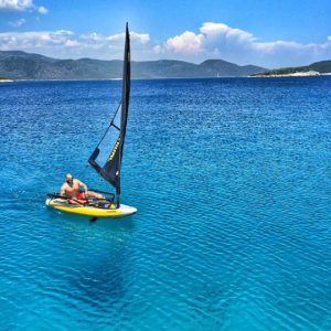 Segeln eines tragbaren Segelboots Tiwal 3 in der Türkei