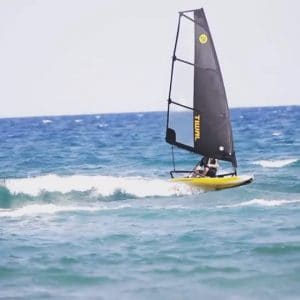 Tiwal 3 au surf dans les vagues à Leucate-Plage