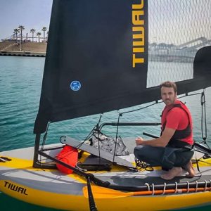 Dériveur gonflable Tiwal 3 qui navigue à Valence en Espagne
