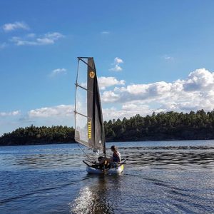 Navigation en voilier de poche Tiwal 3 sur un lac en Allemagne