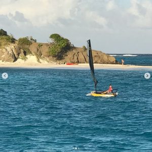Enfant qui navigue sur un dériveur Tiwal 3