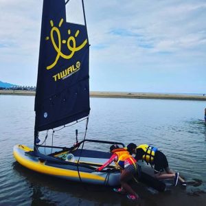 Enfants font un départ de plage avec le Tiwal 3