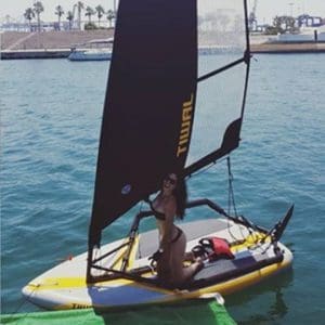 Femme qui navigue en voilier Tiwal 3 en Espagne