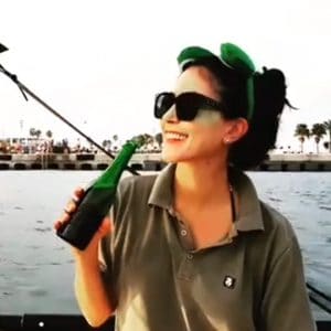 Une jeune femme navigue à bord d'un dériveur gonflable Tiwal en Espagne