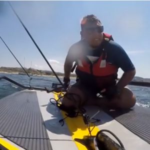 Homme qui navigue en Tiwal 3 en Italie