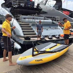 Le yacht Grey Matters a un dériveur Tiwal 3 dans sa gamme de jouets au mouillage