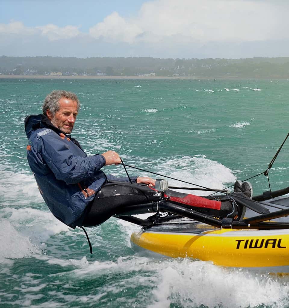 Der Skipper Michel Desjoyeaux segelt auf dem Schlauchboot Tiwal 3