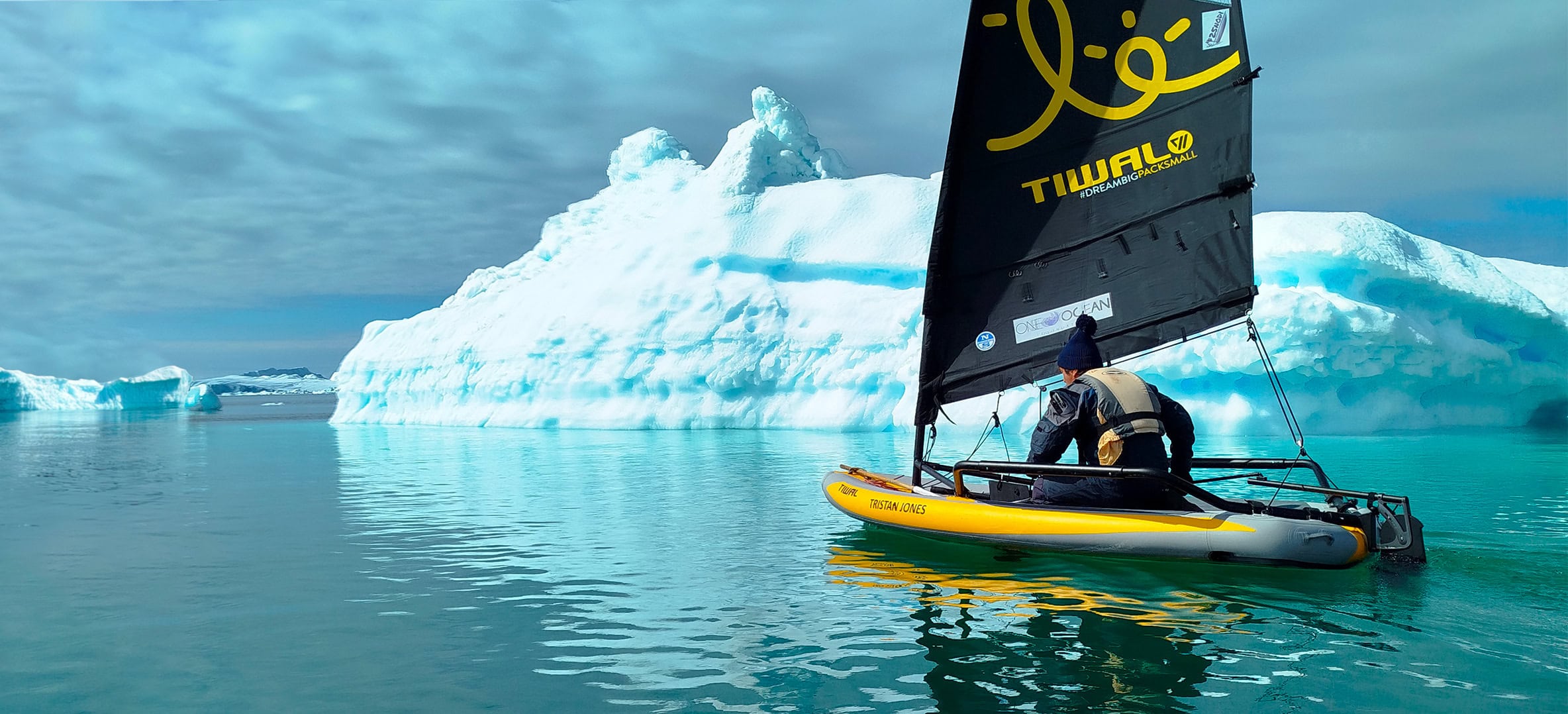 Tiwal-Segelboot zwischen Eisbergen