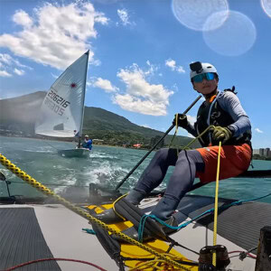 Scott and its Tiwal 3R compete against a laser dinghy