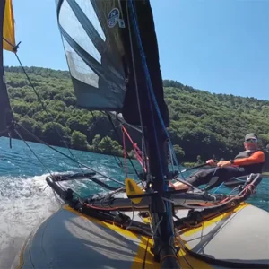 Samuel weiht seinen Tiwal 3R Max auf dem Lac de Laffrey in der Region Rhône-Alpes in Frankreich ein.