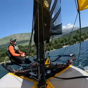Fahrt mit dem Tiwal 3R Max-Skiff auf dem Bergsee von Laffrey